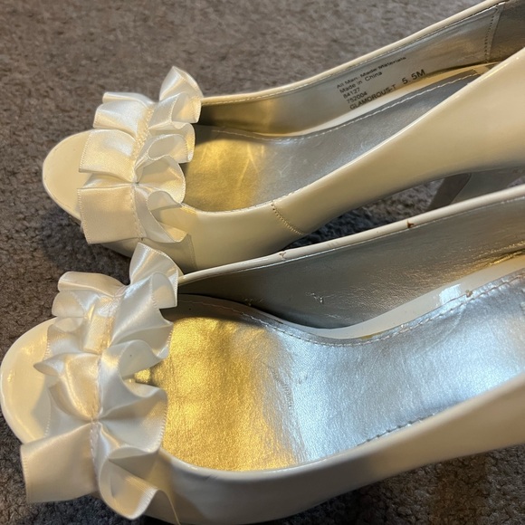 Fergalicious-Glamorous White Peep-Toe Heels with Bow Detail - Picture 5 of 9